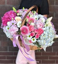Цветочная композиция из Розы, Хризантемы, Пионы и Лизиантусы в корзине в Ачи-су